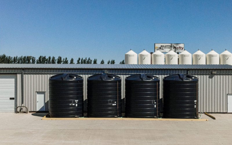 372-0548-vertical-plastic-tanks-flat-bottom-black-installed-in-row-800x500