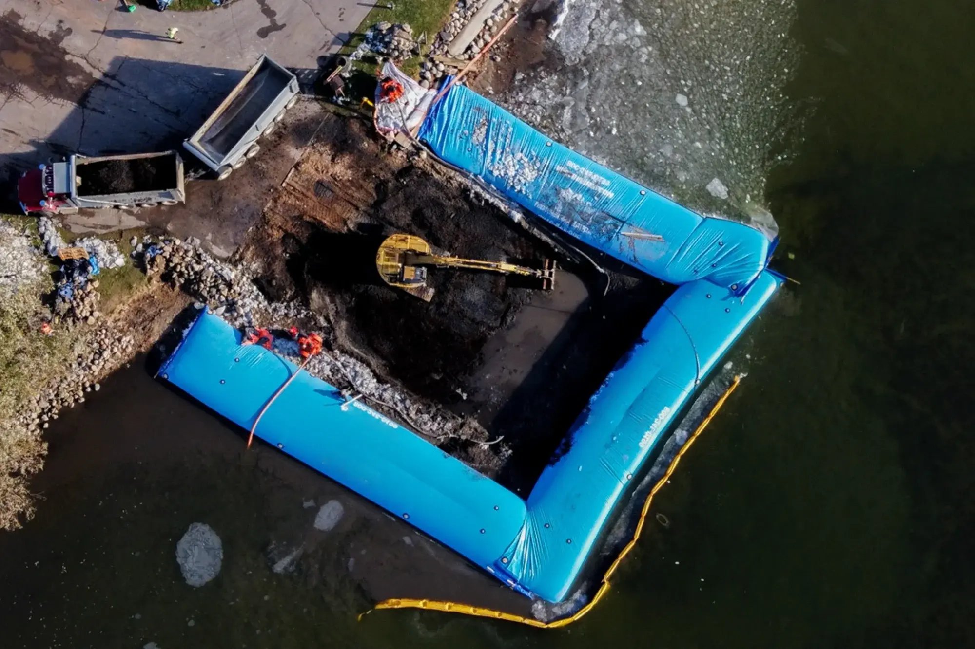 820-0520-top-view-site-dewatering-excavator-2000x1333-052026