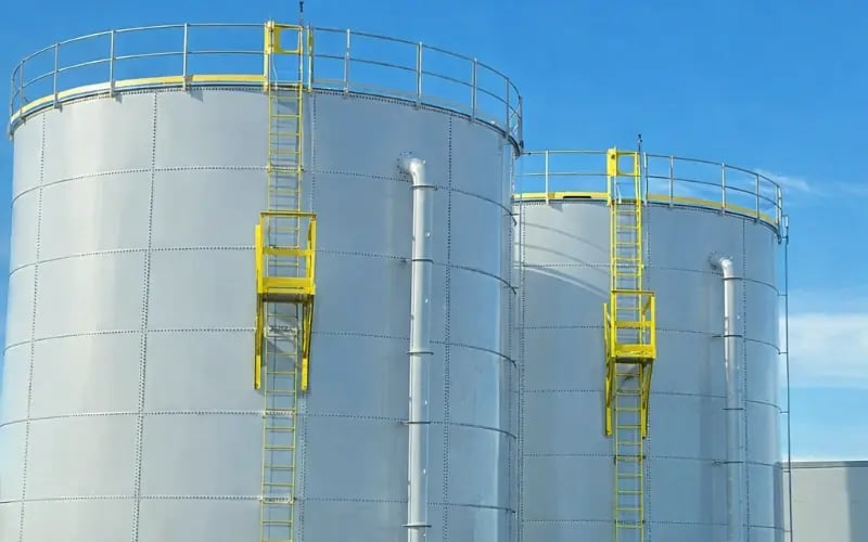 374-0521-2-bolted-steel-white-water-storage-yellow-ladder-800x500-022026