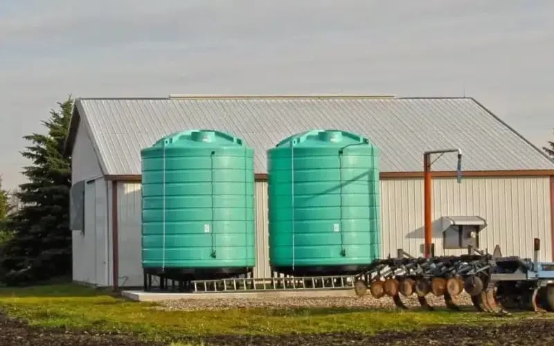 372-0548-2-green-cone-bottom-tanks-with-stand-farm-800x500-022026